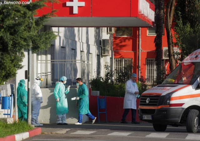 Skandal te Infektivi/ Arrestohet infermierja e spitalit, vodhi portofolin e pacientit pasi vdiq nga Covid-19