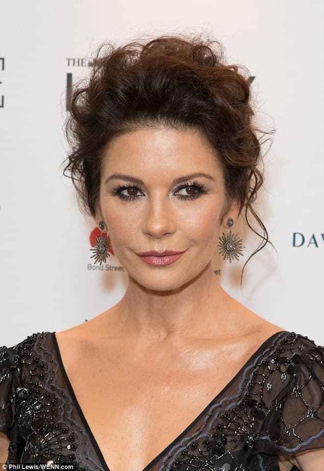 Catherina Zeta-Jones, një bukuri pa moshë (FOTO)