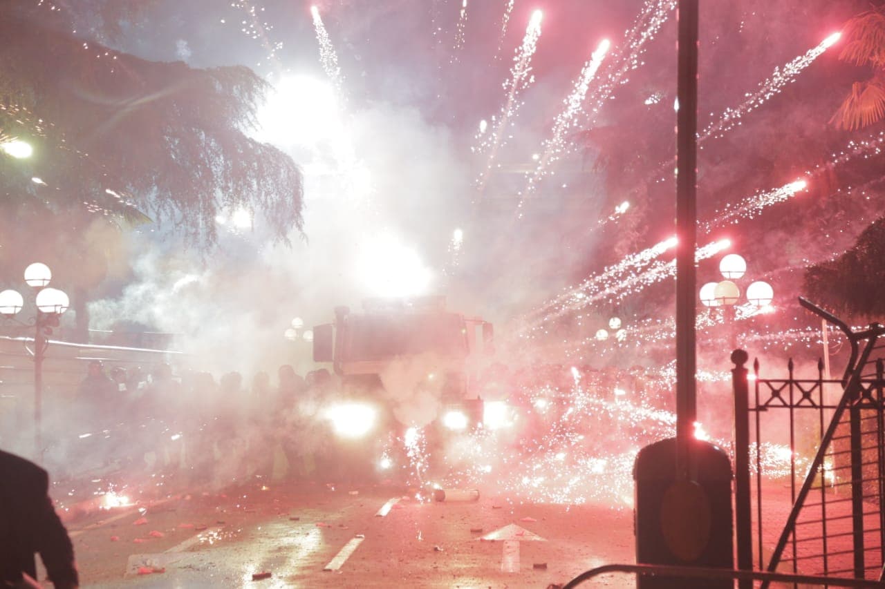 Tre orët e protestës së tensionuar të opozitës (FOTO)