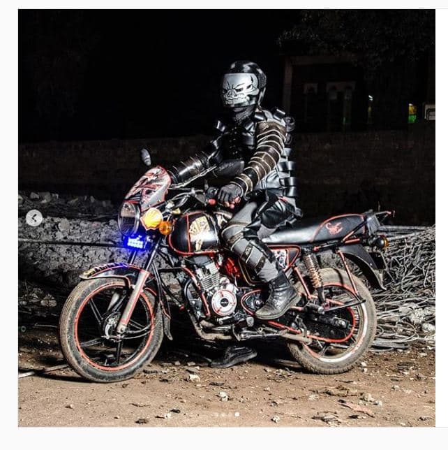 “Ghost Rider” i Kenias frymëzon stilistin për të veshur “taksistët” e Nairobit (FOTO)