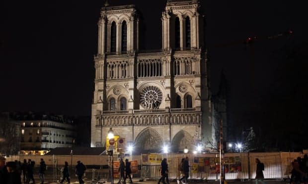     Katedralja Notre Dame anulon meshën e Krishtlindjes për herë të parë në 200 vjet