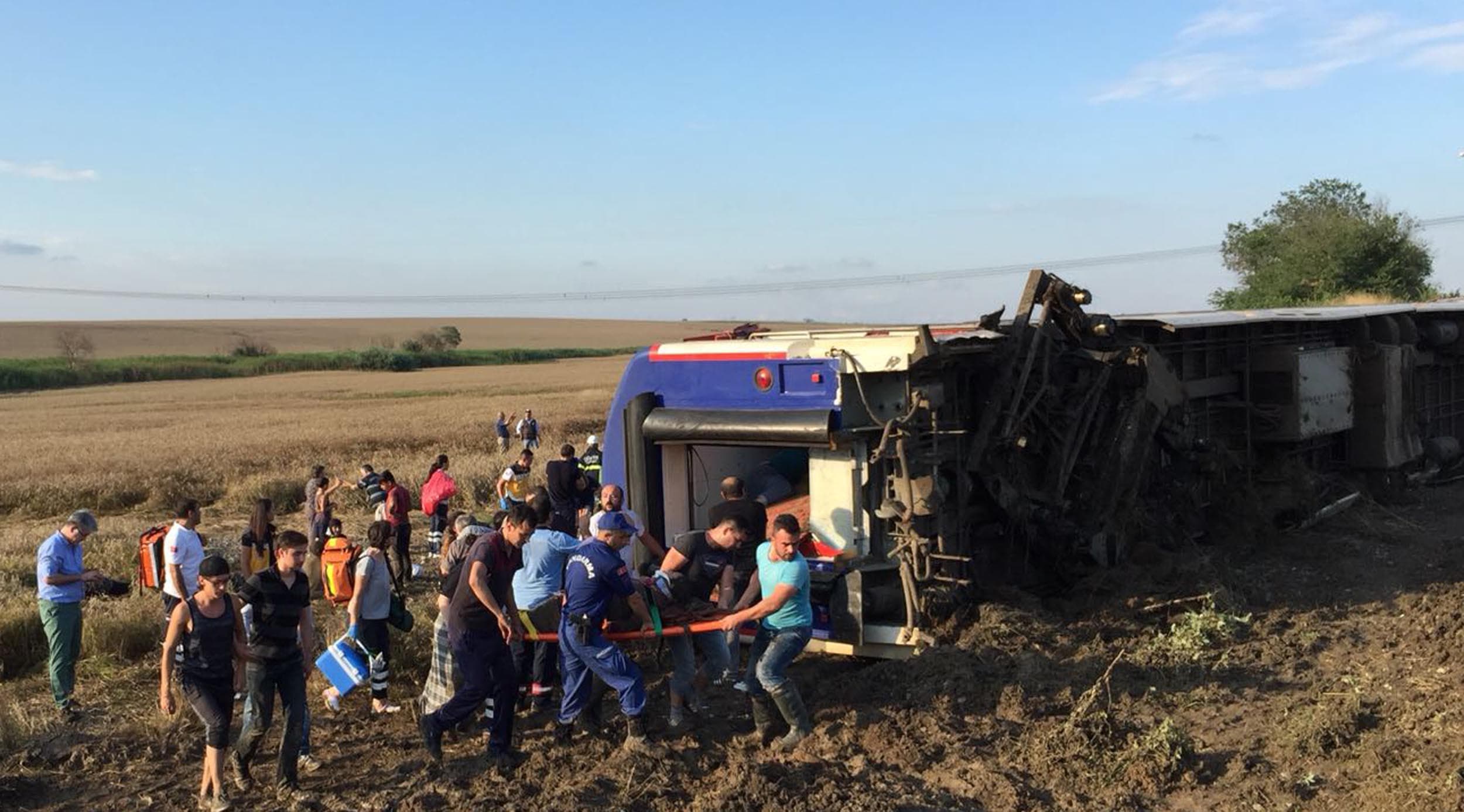 Treni del nga shinat, të paktën 10 viktima në Turqi