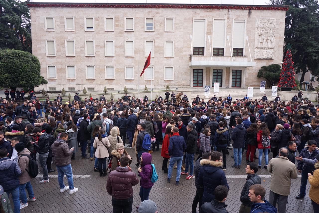 Protestë në shi, studentët vijojnë të qëndrojnë para Kryeministrisë (FOTO)