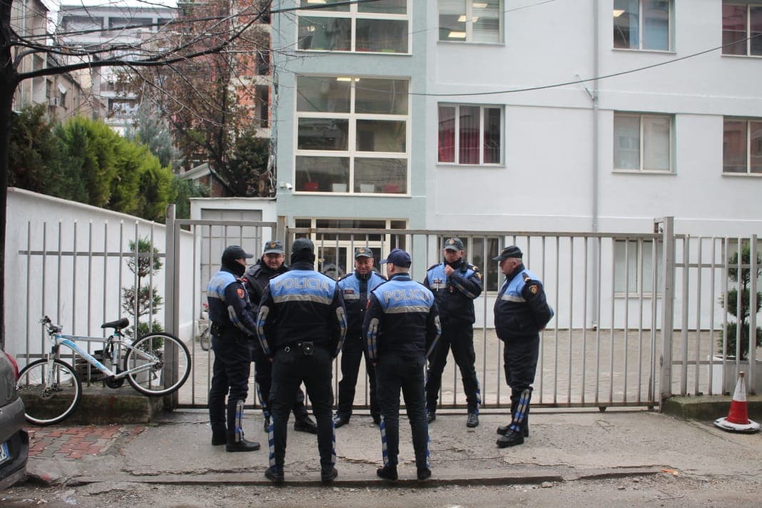 Studentët vijojnë bojkotin, përplasje me policinë te Ekonomiku dhe Juridiku (VIDEO)