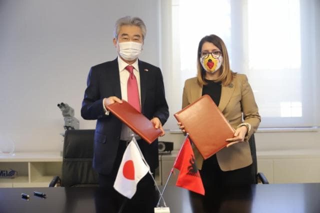 Manastirliu firmos marrëveshjen me ambasadorin japonez për blerjen e pajisjeve mjekësore