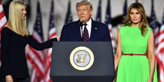 Buzëqeshja false e Melania Trump ndaj Ivanka-s po thyen internetin