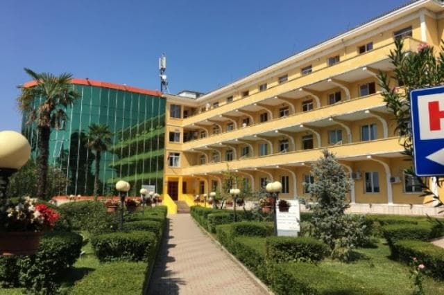 Para pak ditësh lindi fëmijën e tretë/ Covid-19 i merr jetën 28-vjeçares