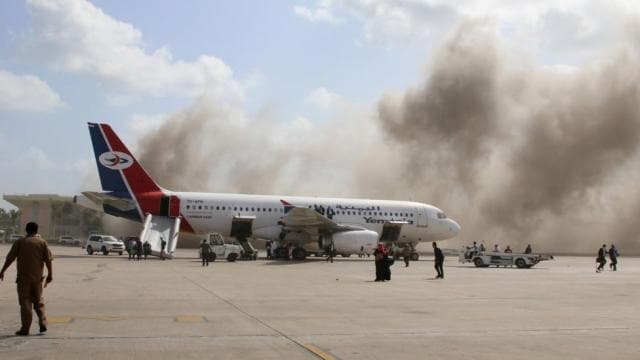 Sulm me predha në aeroportin e Jemenit, të paktën 13 të vrarë