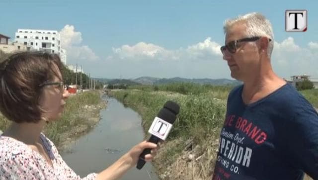 Qerret, ujërat e zeza derdhen nga kanali në det (VIDEO)