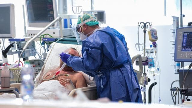 Itali/ 9.913 raste të reja me COVID dhe 305 vdekje në 24 orët e fundit