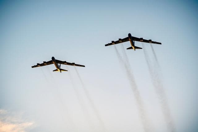 Sot fluturon mbi Shqipëri bombarduesi amerikan B-52/ Kim: Pamje që nuk duhen humbur
