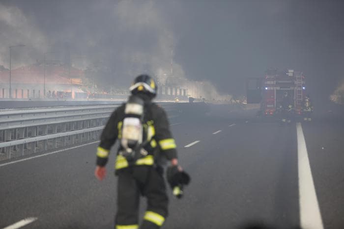 Aksident në Bolonja, shpërthimi i një cisterne shkakton 2 viktima dhe 55 të plagosur (FOTO/ VIDEO)