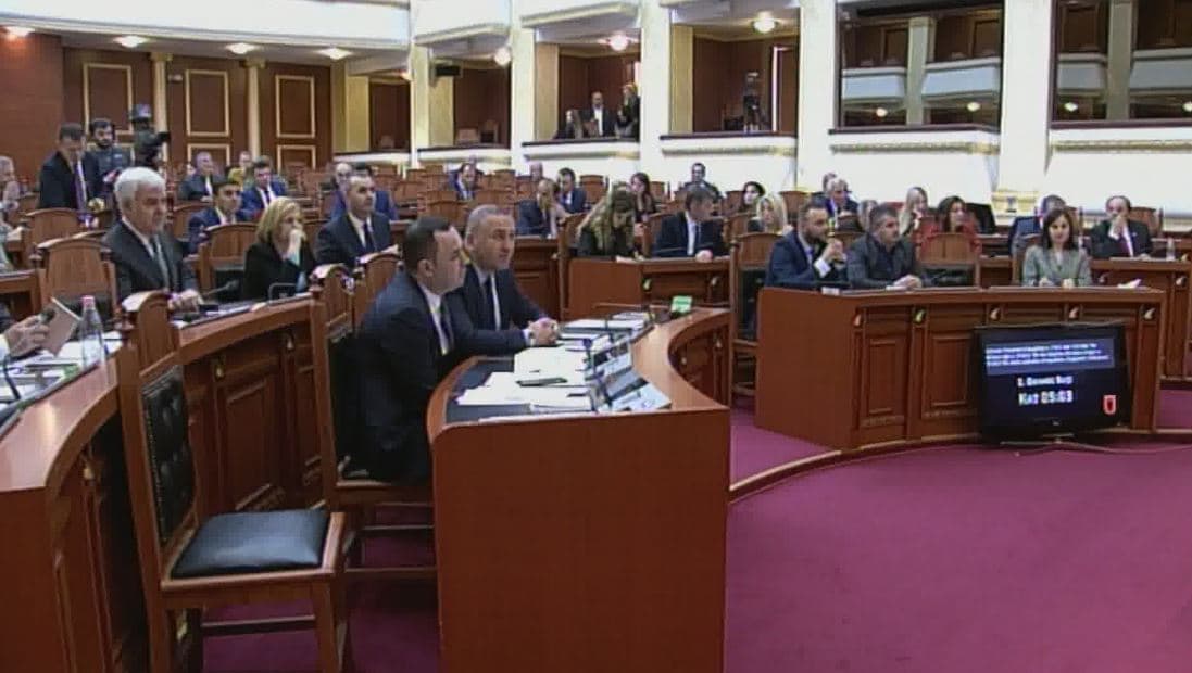     Mazhoranca shtyn dekretin e presidentit për ‘Anti-shpifjen’/ Reagojnë pozitivisht Meta dhe Soreca