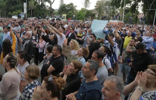 Dy orë protestë për Teatrin!