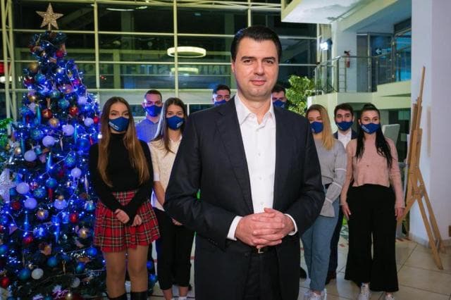 Basha uron me kartolinën e fundvitit: 2021 të jetë vit i ndryshimit!