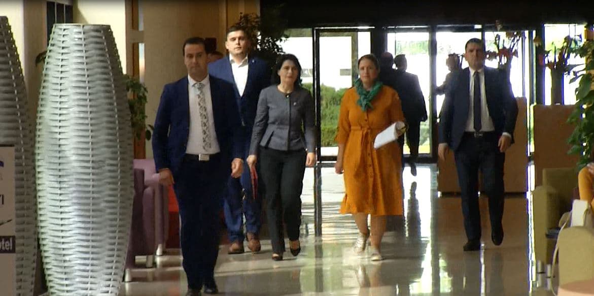  Arta Marku, drejt mandatit të plotë si Kryeprokurore, dorëzon kandidaturën 