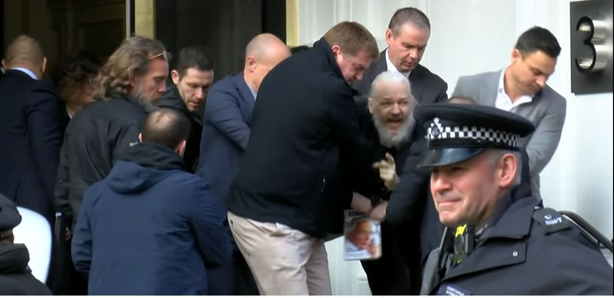 Ekuadori dorëzon Julian Assange, themeluesi i Wikileaks arrestohet për llogari të SHBA-ve (VIDEO)