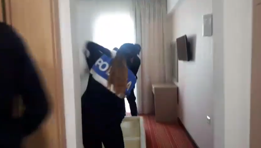 Policia kontroll të imtësishëm në hotelin luksoz të Balilit, nga dollapët deri poshtë krevatëve (VIDEO)
