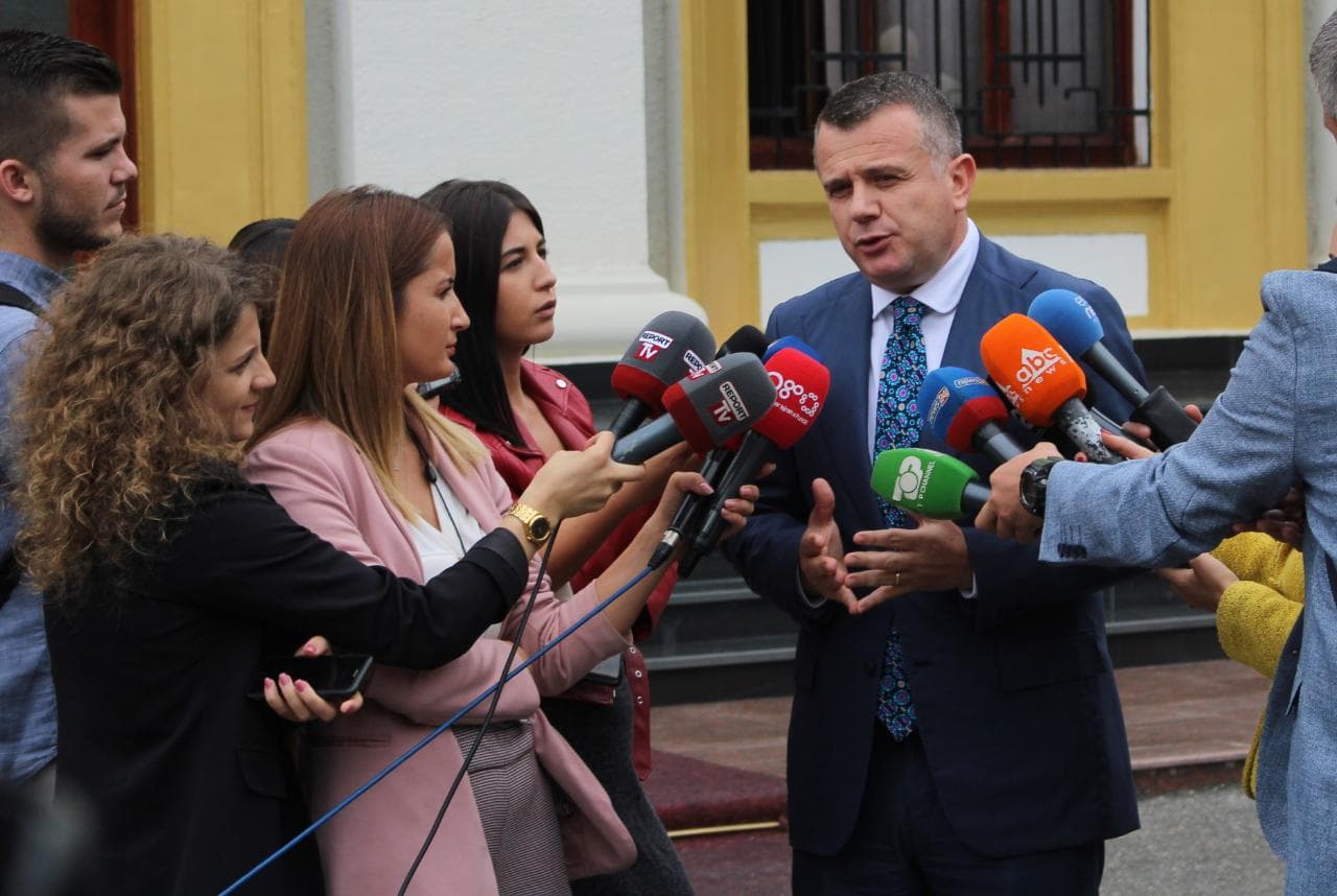 Zgjedhjet në 2021/ Balla depoziton në Kuvend projekt-rezolutën për ndikimet e huaja në proceset zgjedhore