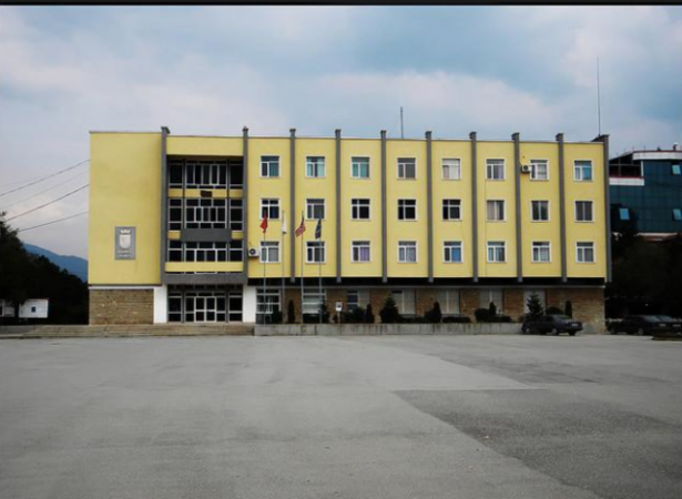 Bashkia Kukës padit anëtarët e KZAZ për bllokim të mjediseve të shkollës së mesme