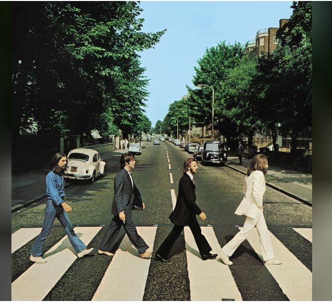 Admiruesit festojnë përvjetorin e 50-të të albumit fotografik “Abbey Road” të Beatles