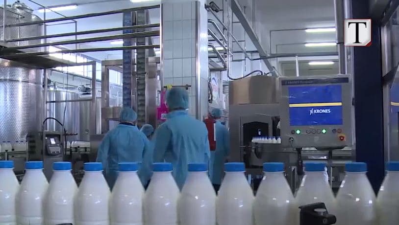 Furnizonte lokalet me qumësht të skaduar, bllokohet furgoni në Sarandë (VIDEO)