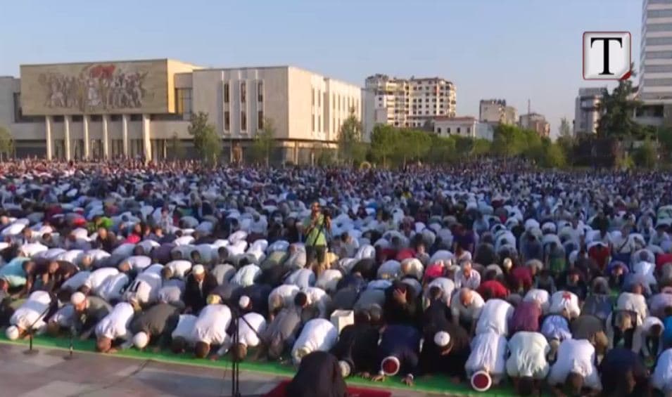 Besimtarët myslimanë festojnë Kurban Bajramin (VIDEO)