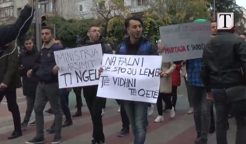 Studentët protestojnë edhe në shi: Plotësoni kërkesat tona (VIDEO)