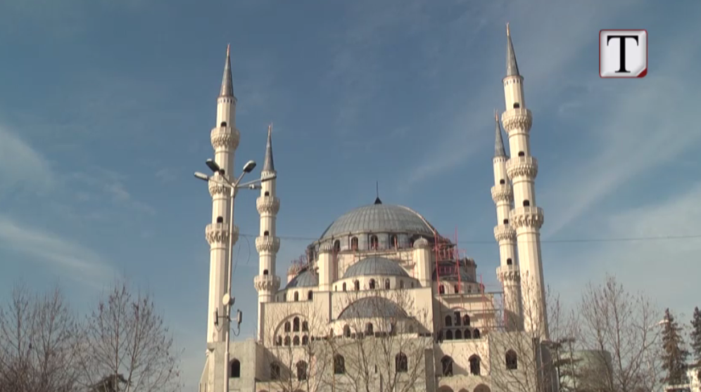 Xhamia e Namazgjasë, disa besimtarë:  I pamoralshëm ndërtimi mbi pronë të vjedhur (VIDEO)