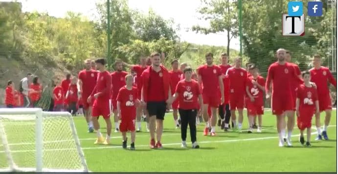 Të kuqtë solidarizohen me fëmijët jetimë (VIDEO)