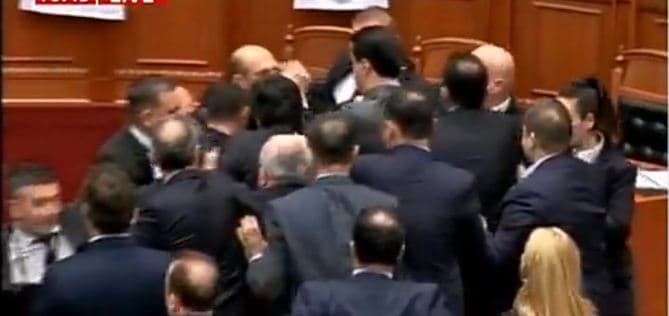 Sërish tension në Parlament/ Basha bllokon foltoren, i bashkohet edhe LSI-ja