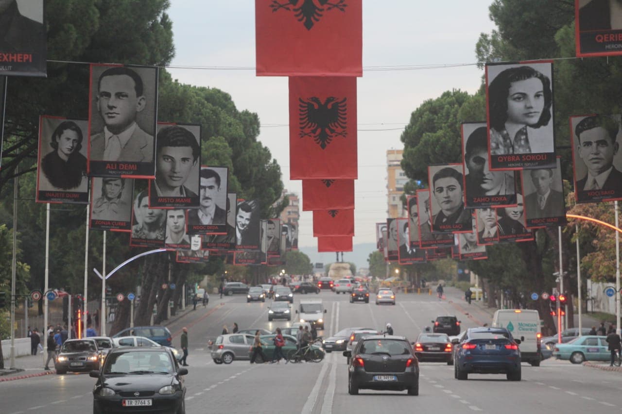 Nëntori i festave/ Të rinjtë nuk njohin heronjtë e luftës (VIDEO)