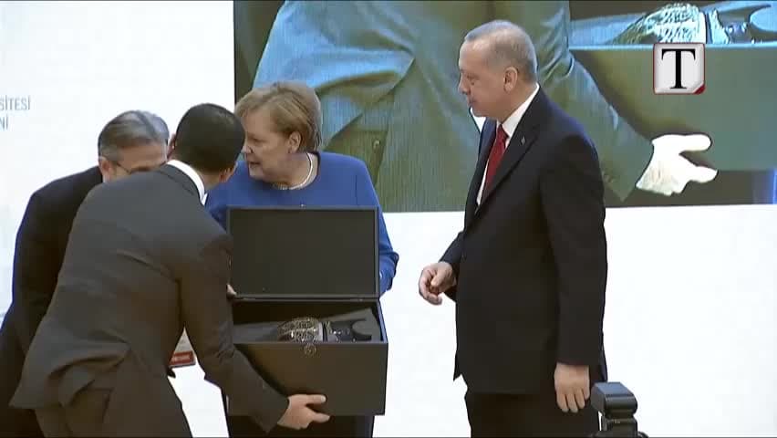 Merkel entuziazmohet nga  dhuratat e Erdogan (VIDEO)