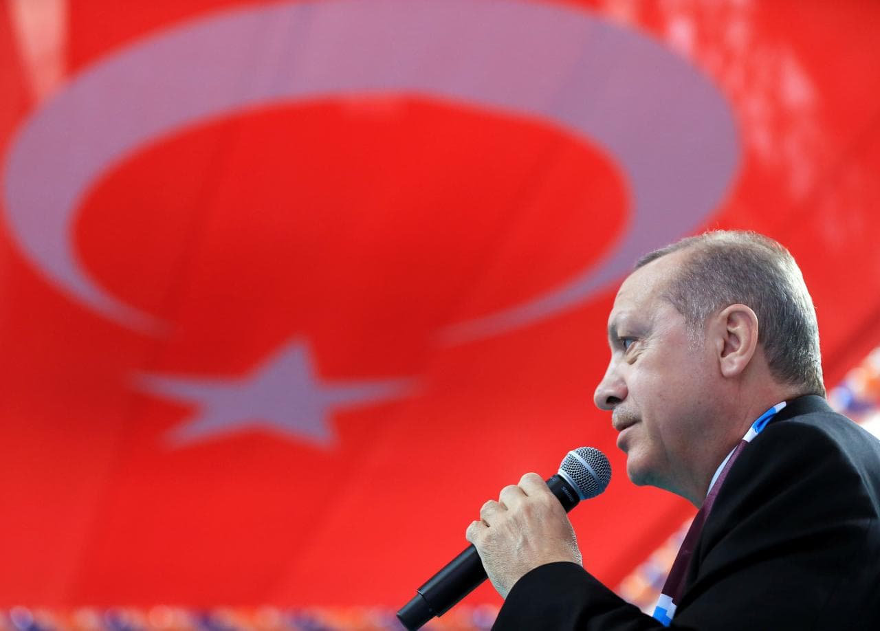 Dy javë nga zgjedhjet në Turqi, sondazhet e shohin Erdoganin në balotazh 