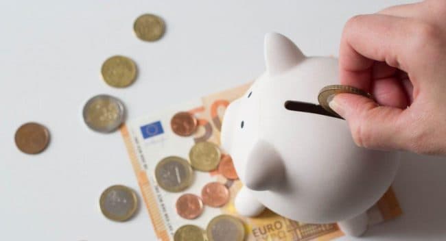 Shqiptarët kursejnë më shumë, rriten depozitat në lekë dhe euro