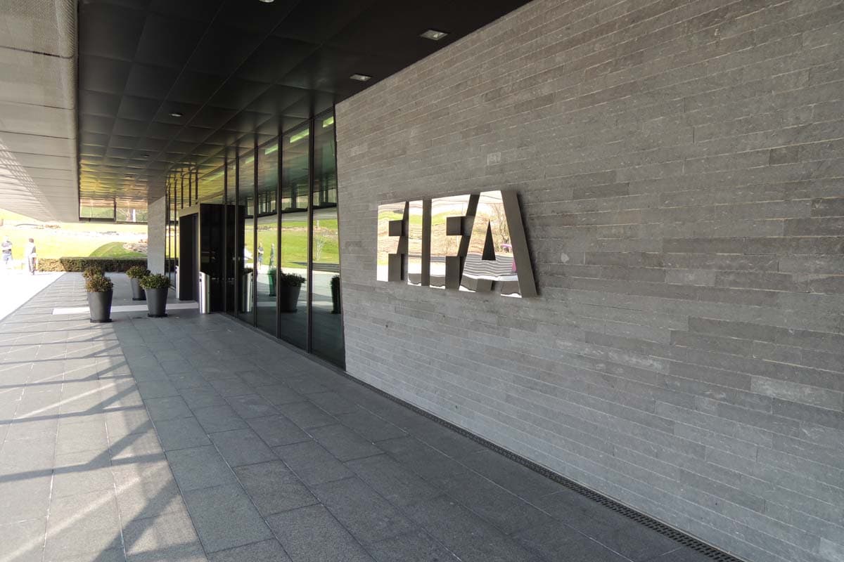 FIFA gjobit Serbinë dhe Rusinë për pankartat me përmbajtje raciste (VIDEO)