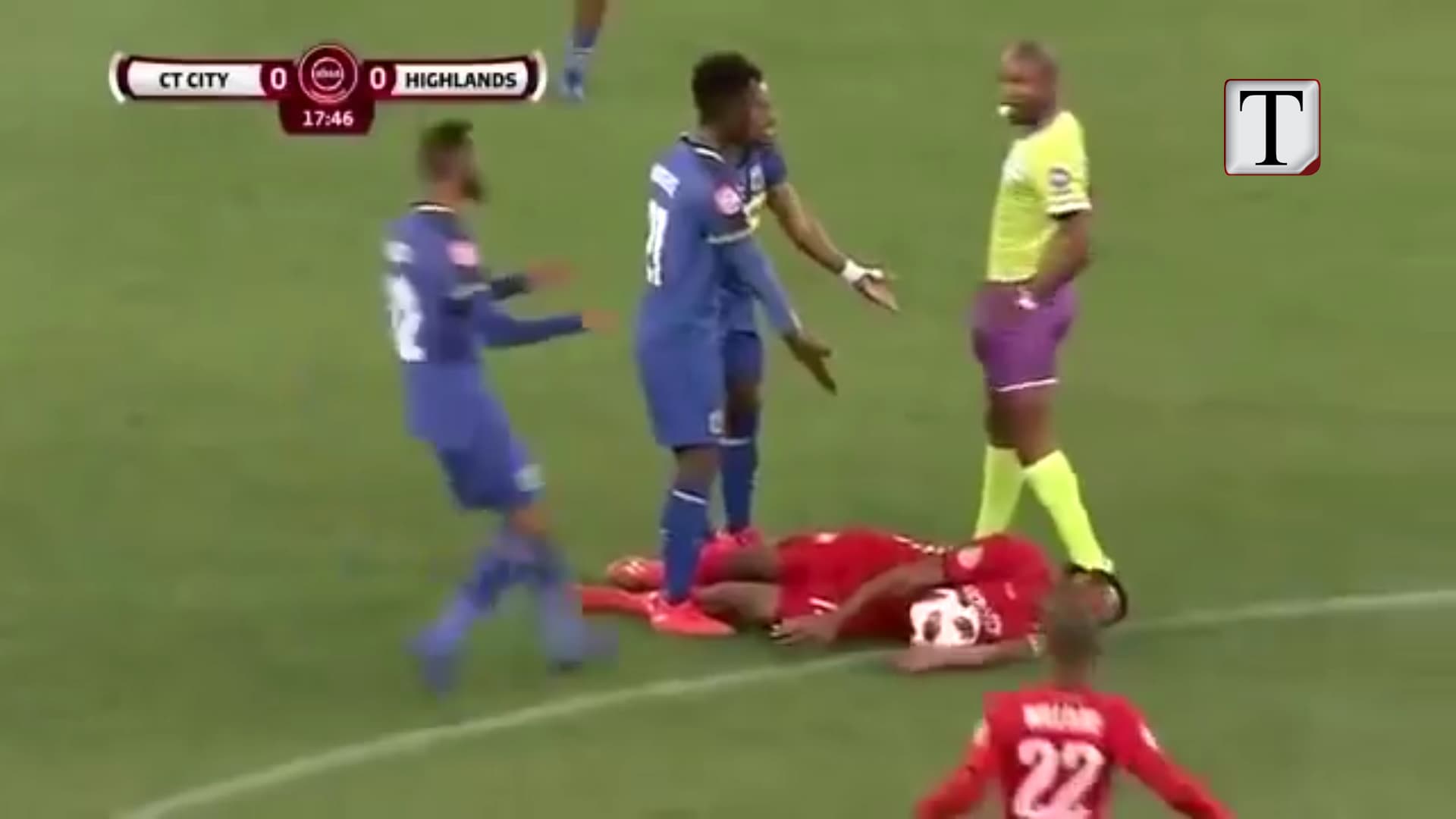 Afrikë e Jugut, futbollisti shkelmon kundërshtarin (VIDEO)