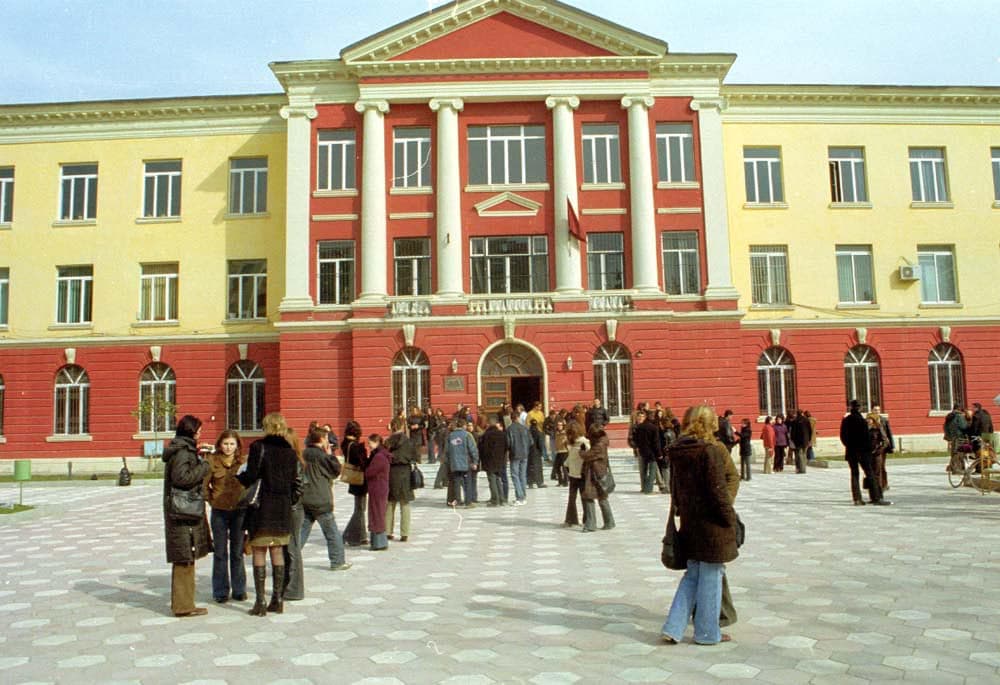 “Protestë” e pedagogëve për shfuqizimin e ligjit të arsimit të lartë (VIDEO)
