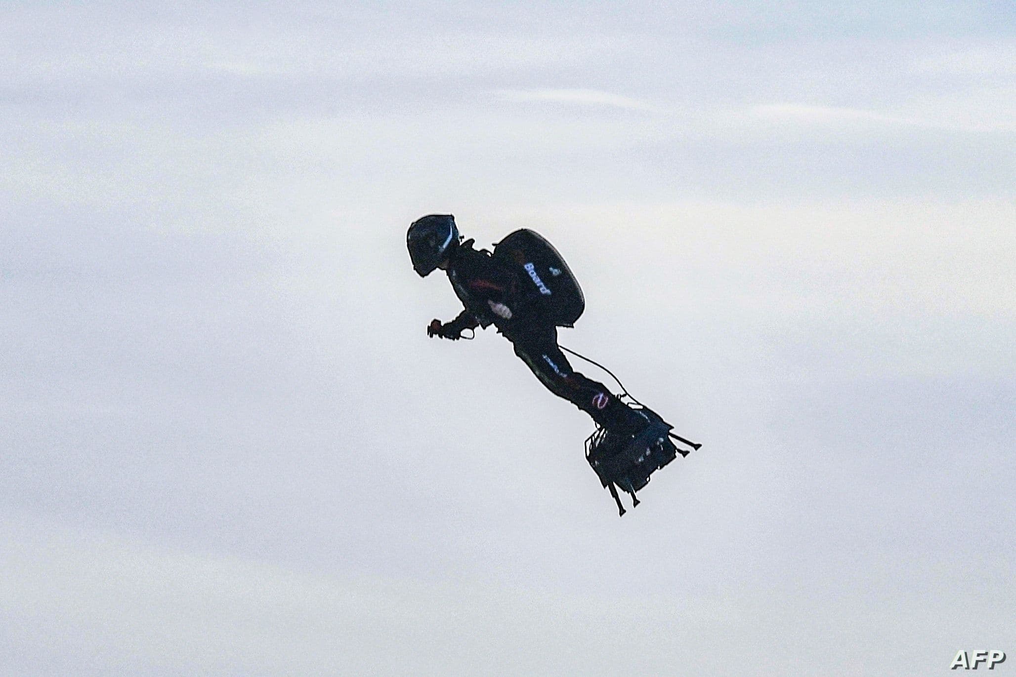 Francë, shpikësi i “Flyboard” kryen me sukses fluturimin (VIDEO)
