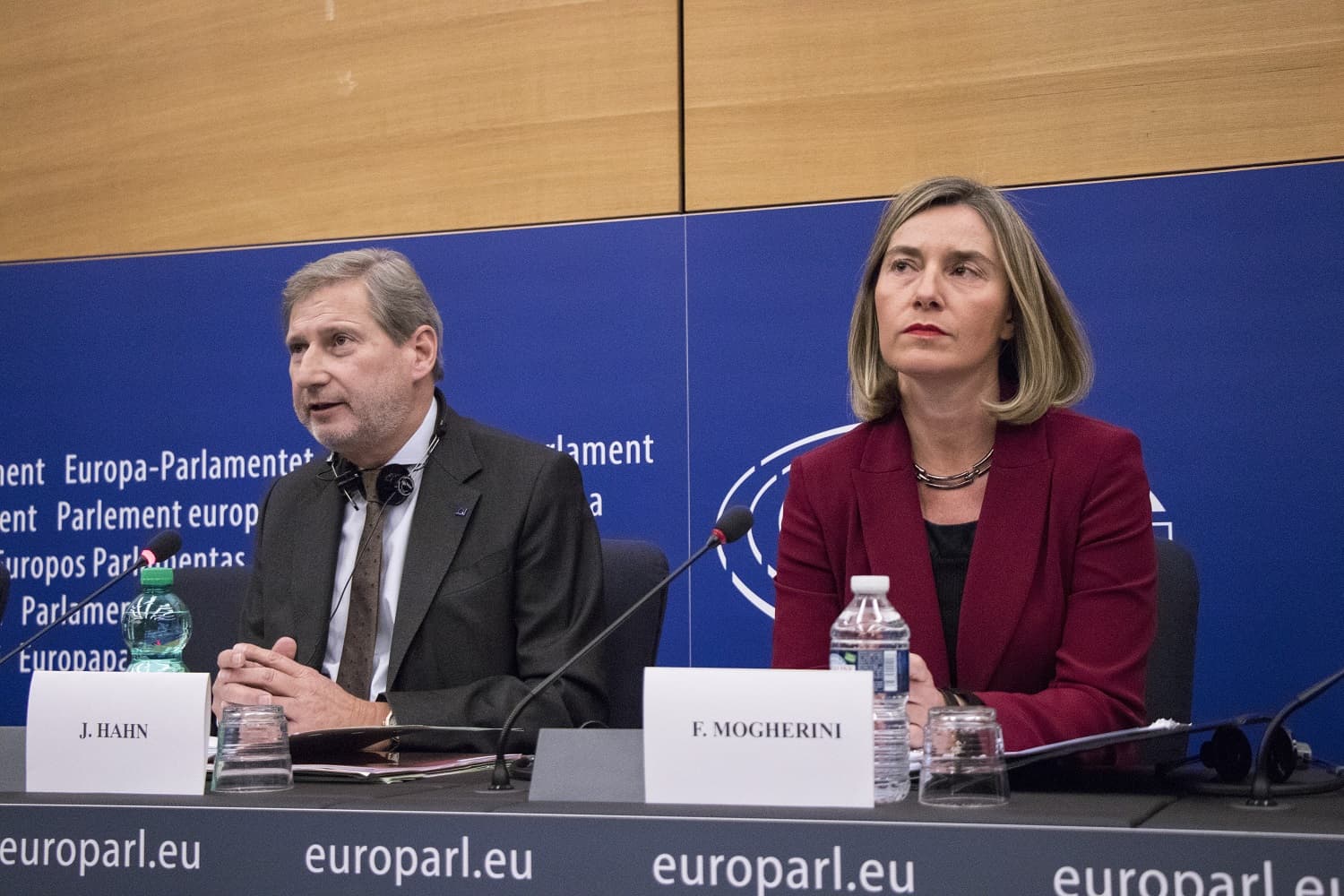 Mogherini dhe Hahn: Kundër protestave të dhunshme dhe djegies së mandateve