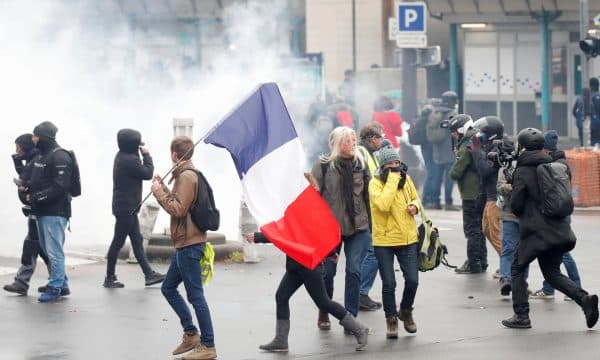 Jelekët e verdhë rinisin protestat, “djegin” Parisin (VIDEO)