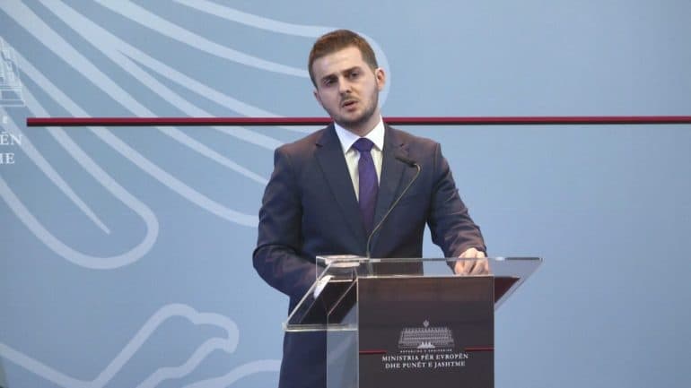 Ministri Cakaj: Shkarkohen dhe transferohen nga detyra 50 diplomatë shqiptarë (VIDEO)