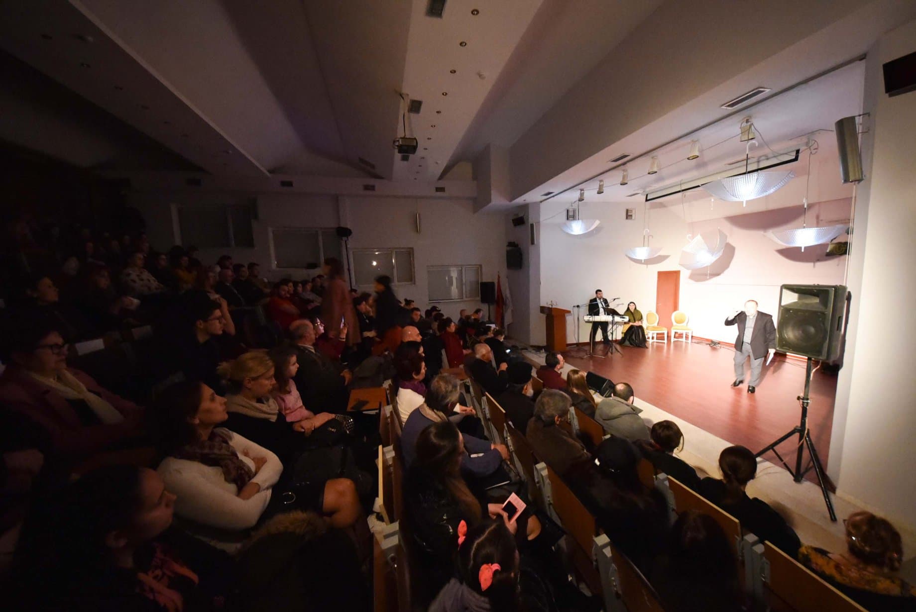 Tri netë me poezi erotike në Gjirokastër (VIDEO)