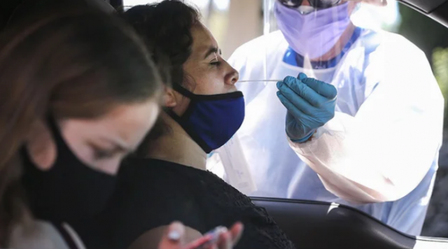Shkalla e vdekshmërisë së COVID-19 po bie sepse është përmirësuar trajtimi