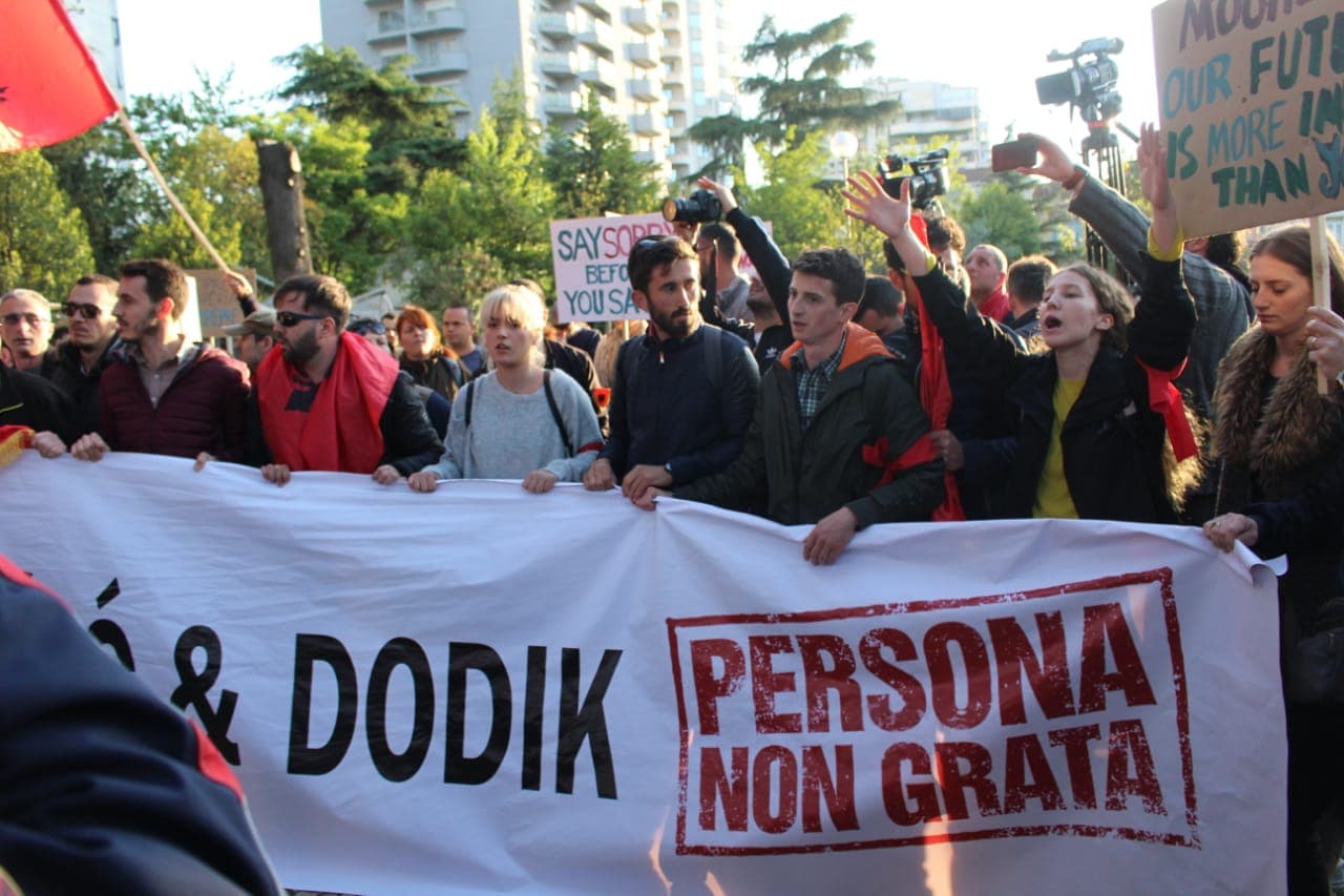 Vuçiç pritet me protesta në Tiranë (FOTO)
