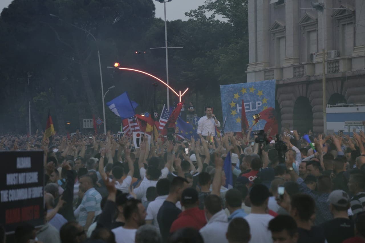 Opozita, 2 orë protestë dhe tensione. Basha: Jemi shumica dërrmuese (VIDEO/ FOTO)