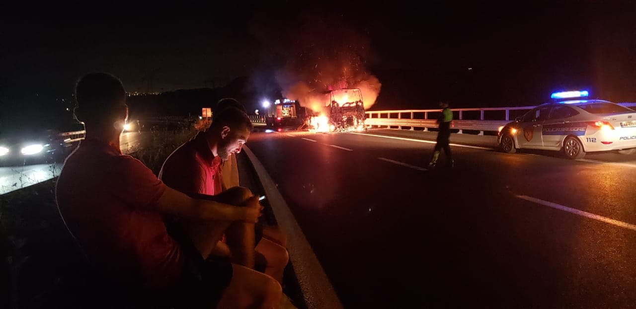 Merr flakë autobusi i tifozëve të Partizanit në dalje të tunelit të Elbasanit, nuk ka të lënduar (FOTO/ VIDEO)