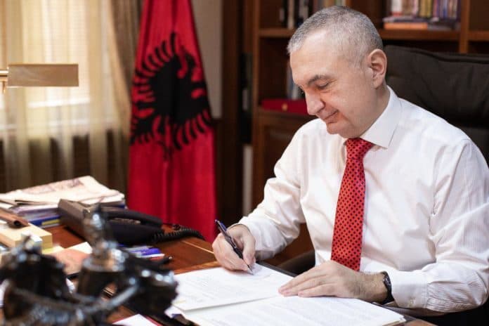 Presidenti dekreton Arben Ahmetajn si ministër i Rindërtimit (VIDEO)