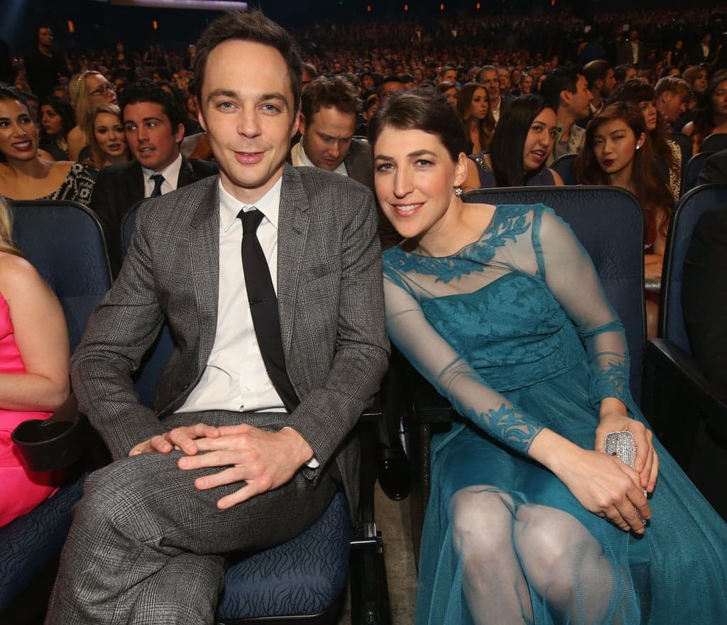 Aktorët e “Big Bang Theory” Jim Parsons e Mayim Bialik përgatiten për një bashkëpunim të ri