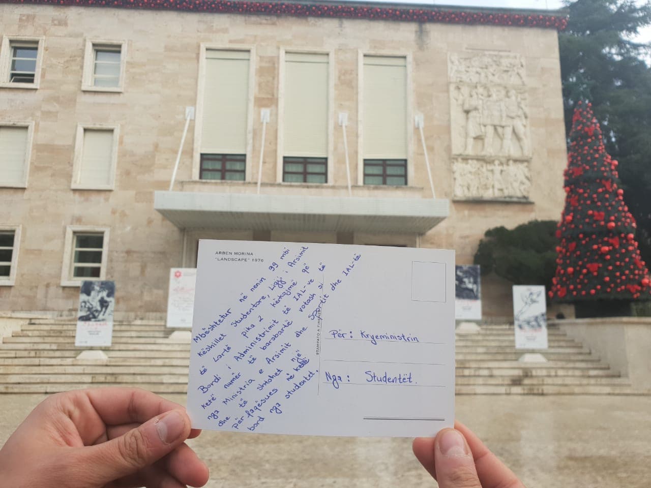 Studentët i dërgojnë kartolinë Ramës në bredhin para Kryemnistrisë